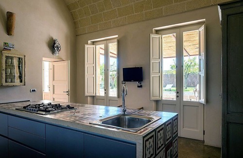 Giuggianello Villa | Villa Fragranza: An elegant and welcoming two-story ancient house surrounded by a citrus garden, with Free WI-FI.