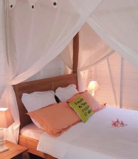 Le Diamant Ski Chalet | Villa Gaïa - Bungalow Ti-Zen et son jacuzzi niché dans un jardin tropical, séjour en amoureux