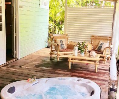 Le Diamant Ski Chalet | Villa Gaïa - Bungalow Ti-Zen et son jacuzzi niché dans un jardin tropical, séjour en amoureux