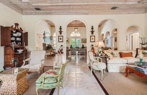 Southside House | Villa Gardenia - Peaceful Garden Oasis with Open Floor Plan
