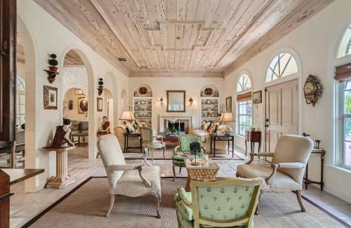 Southside House | Villa Gardenia - Peaceful Garden Oasis with Open Floor Plan