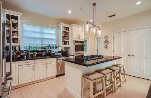 Southside House | Villa Gardenia - Peaceful Garden Oasis with Open Floor Plan