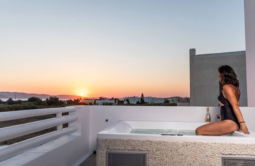 Plaka Villa | Villa Gold&White