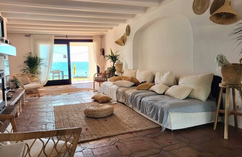 Buenas Noches Villa | Villa 'Granados' with Sea View, Wi-Fi and Air Conditioning