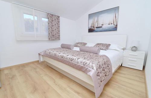 Potirna Apartment | Villa Green Bay Apartments