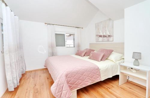 Potirna Apartment | Villa Green Bay Apartments