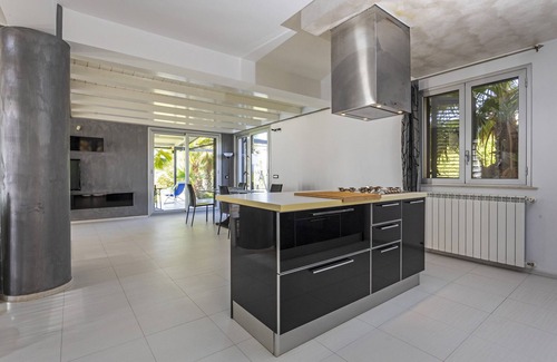 Carlentini Villa | Villa 'Green Garden' with Private Terrace, Wi-Fi and Air Conditioning
