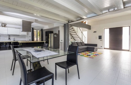 Carlentini Villa | Villa 'Green Garden' with Private Terrace, Wi-Fi and Air Conditioning