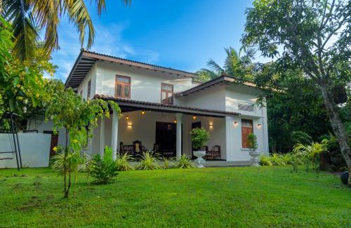 Kamburugamuwa Villa | Villa Green Space