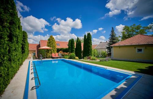 Szentendrei Villa | Villa GreenTree - with Private Pool, close to Budapest