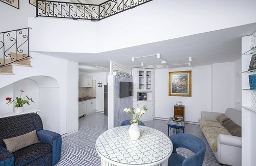 Arienzo Villa | Villa Greta: A characteristic cottage which faces the sun and the sea, with Free WI-FI.