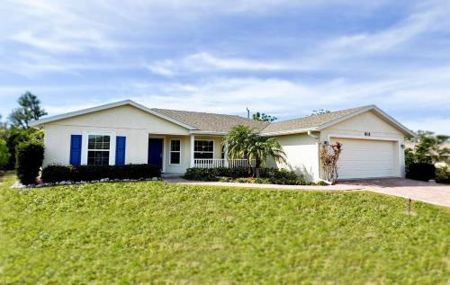 South Venice House | Villa Happy Gator - Relaxing Pool Retreat with Minutes to Beaches