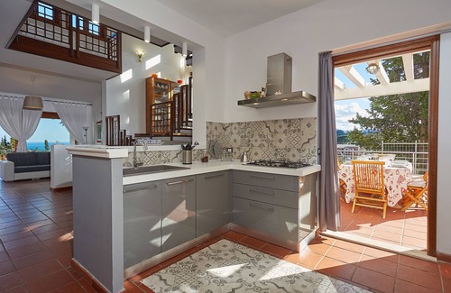 Torre Colonna-sperone Villa | Villa Hermosa with pool and sea view