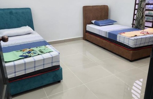 Kawasan Perindustrian Chendering Villa | Villa homestay ADIANA with Pool Pantai Pandak Chendering Kuala Terengganu