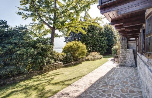 Oliveto Lario Villa | Villa Il Cigno lakeside