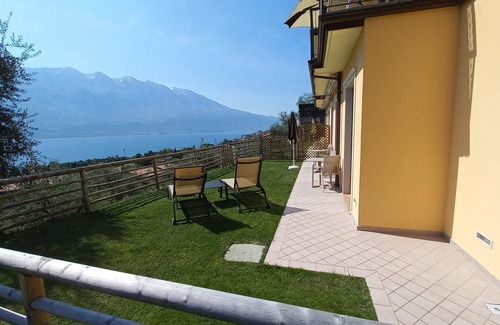 Limone sul Garda Apartment | "Villa Imelda" spacious, bright apartments, garden or balcony, lake view