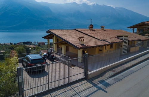 Limone sul Garda Apartment | "Villa Imelda" spacious, bright apartments, garden or balcony, lake view