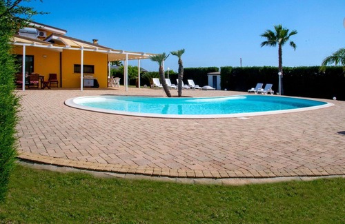 Melissano Villa | Villa in Melissano with 4 bedrooms sleeps 8