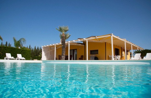 Melissano Villa | Villa in Melissano with 4 bedrooms sleeps 8