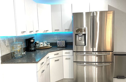 Richmond West House | Villa in Miami with Heated Pool & Salt System