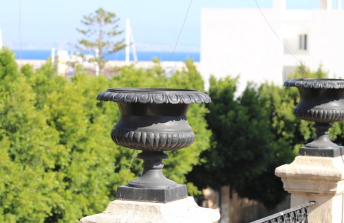 El Terreno House | Villa in Palma, Patios, garage & location.