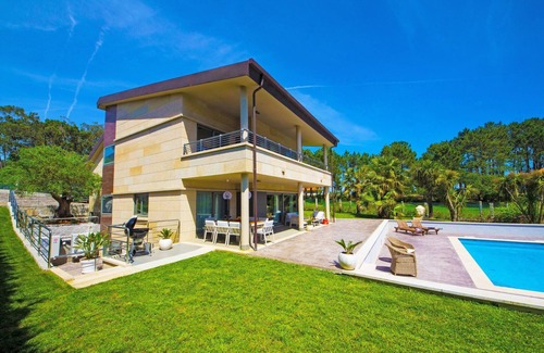 Montalvo House | Villa in Sanxenxo with Sea View & Pool
