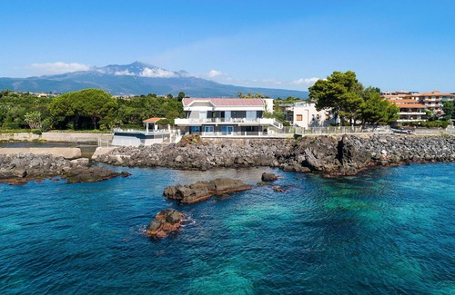 Stazzo Villa | Villa in Stazzo with 8 bedrooms sleeps 16