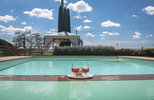 Iano Villa | Villa in the town of Iano. Sleeps 8 with AC, Wi-Fi, private garden and pool!