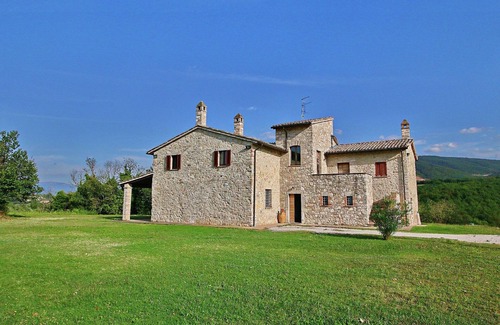 Gualdo Cattaneo Villa | Villa in Torri with Panoramic Views & Pool