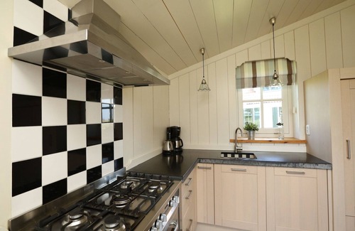 Hippolytushoef Villa | Villa in Wieringer Style with Hot Tub