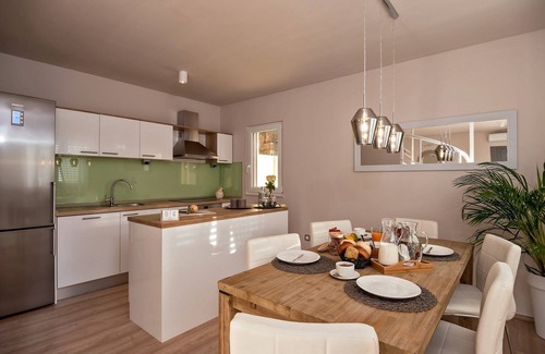 Zrnovnica Villa | Villa in Žrnovnica with Heated Saltwater Pool