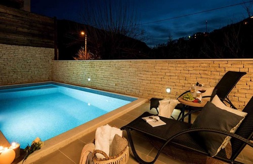 Zrnovnica Villa | Villa in Žrnovnica with Heated Saltwater Pool