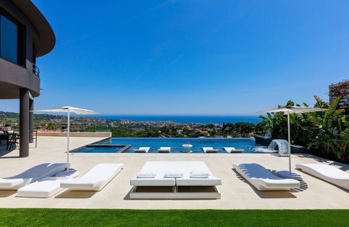 Alella Villa | Villa 'Infinity Barcelona' with Sea View, Wi-Fi and Air Conditioning