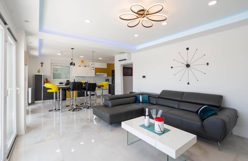 Zrnovnica Villa | Villa Irresistible