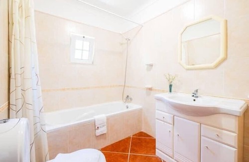 Carvoeira Villa | Villa Isadora Summary