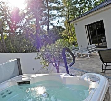 Meyrargues House | Villa-jacuzzi-1chb-jardin-10minsAixEnPce-QuartierChic