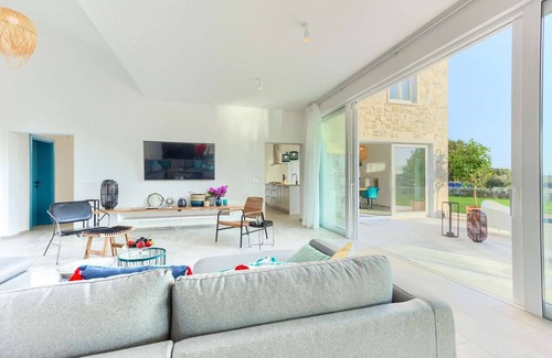 Muline Villa | Villa Joyful Living - with 4 bedrooms and an indoor pool, minutes away from the beach