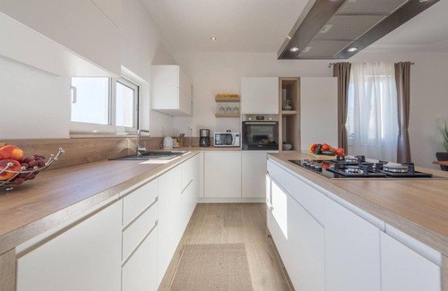 Tinj Villa | Villa Kamber - Three Bedroom Villa, Sleeps 8