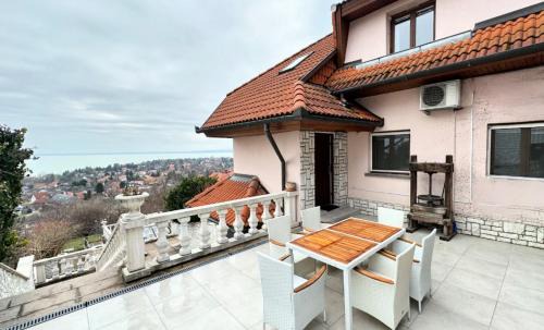 Balatongyorok Villa | Villa Kamilla