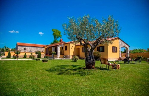 Galizana Villa | Villa Karin - Villa with private pool and spacious garden in Galižana, Istra n