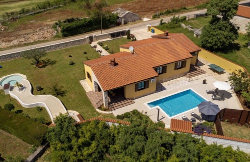 Galizana Villa | Villa Karin - Villa with private pool and spacious garden in Galižana, Istra n