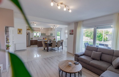 Zmijavci House | Villa Katarina * mit Pool, Kinderspielplatz, Grillstelle