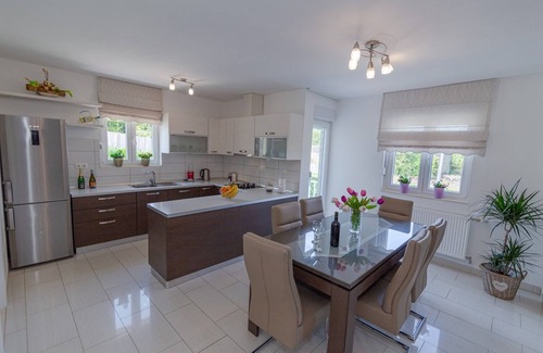 Zmijavci House | Villa Katarina * mit Pool, Kinderspielplatz, Grillstelle