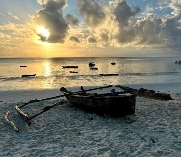 Pwani Mchangani Villa | Villa Kipara - On the Beach - Private Pool & Jacuzzi