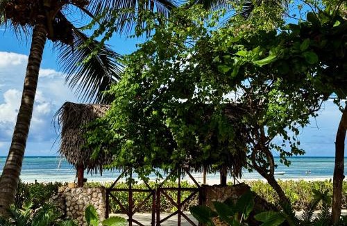 Pwani Mchangani Villa | Villa Kipara - On the Beach - Private Pool & Jacuzzi