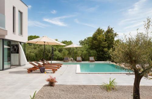 Brgod Villa | Villa KM 5 Bedroom with pool and garden