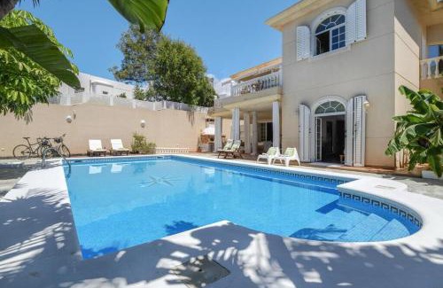 Playa del Cable Apartment | Villa La Concha Beachfront Heated Pool