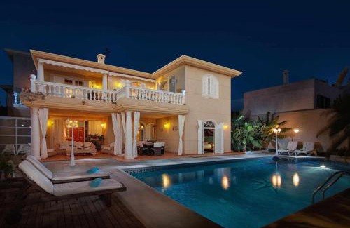 Playa del Cable Apartment | Villa La Concha Beachfront Heated Pool