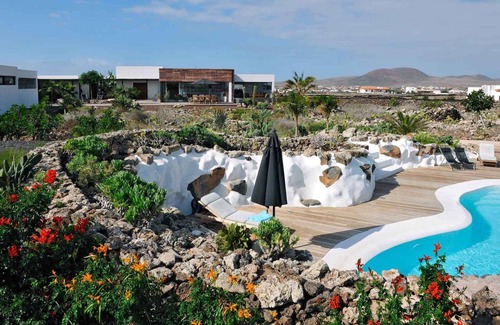 Lajares Villa | VILLA LA LAGUNA-450 m²-Heated swimming pool-Natural park view-Wifi-12 px