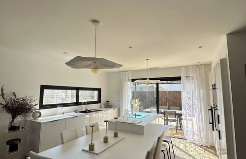 Lespignan Villa | Villa " la quiétude " 4 bedrooms, swimming pool, near the sea